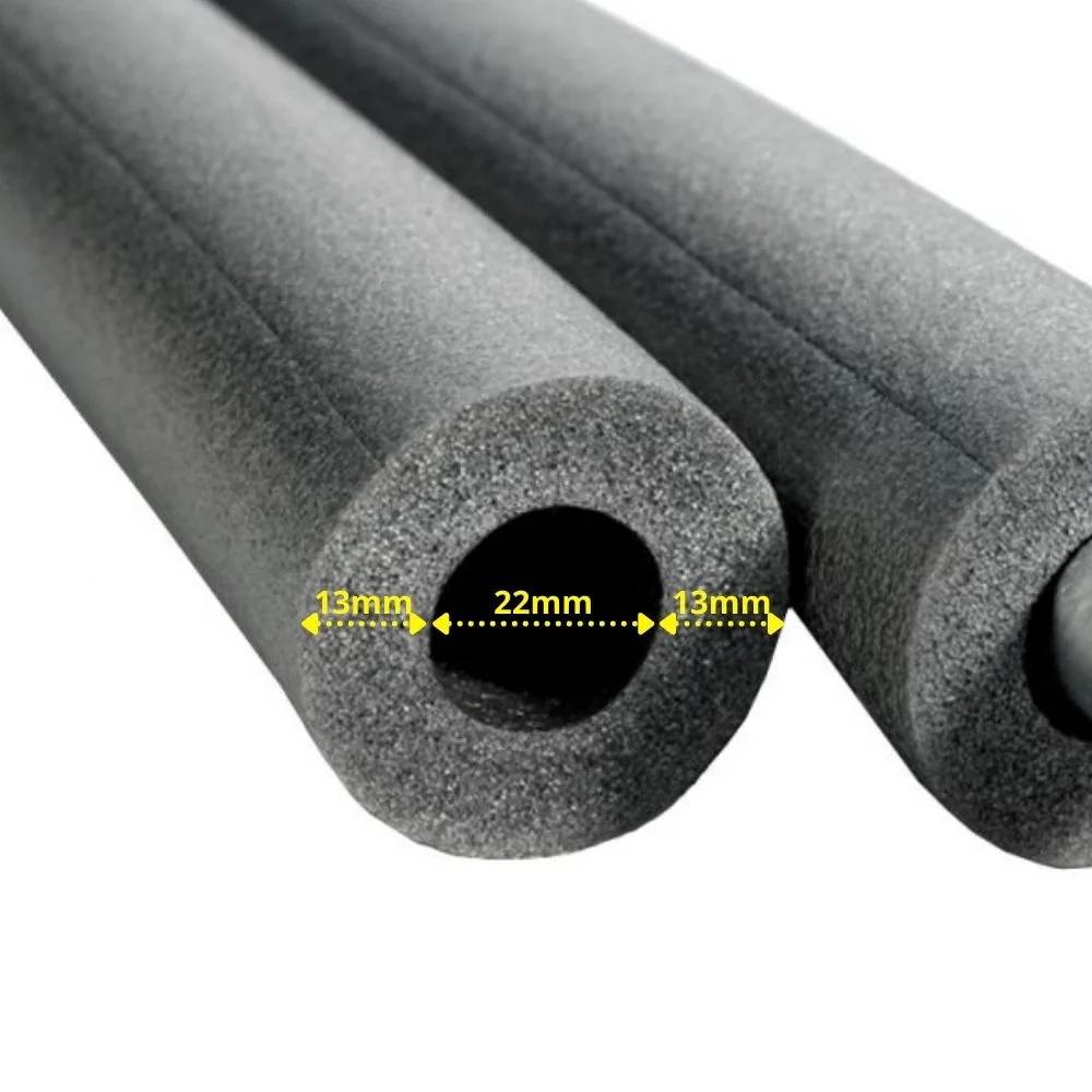 Nahaufnahme eines schwarzen Schaumstoffschlauchs mit hohlem Zentrum, beschriftet mit 22 mm Innendurchmesser und 13 mm Wandstärke auf jeder Seite.