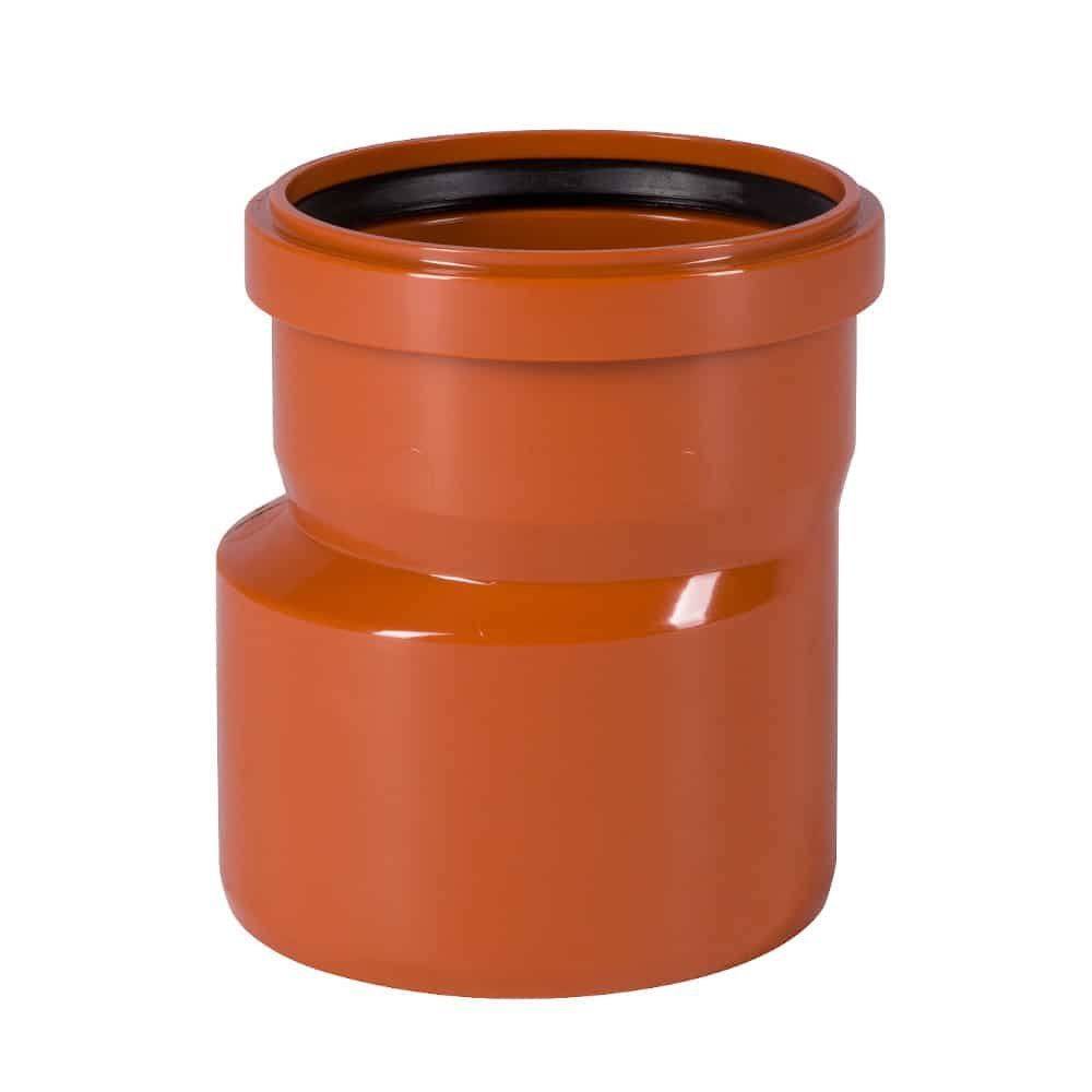 Ein brauner zylindrischer Rohrverbinder mit einem größeren oberen Abschnitt und einem schwarzen Ring im Inneren, der zum Verbinden von Rohren unterschiedlicher Größe verwendet wird.