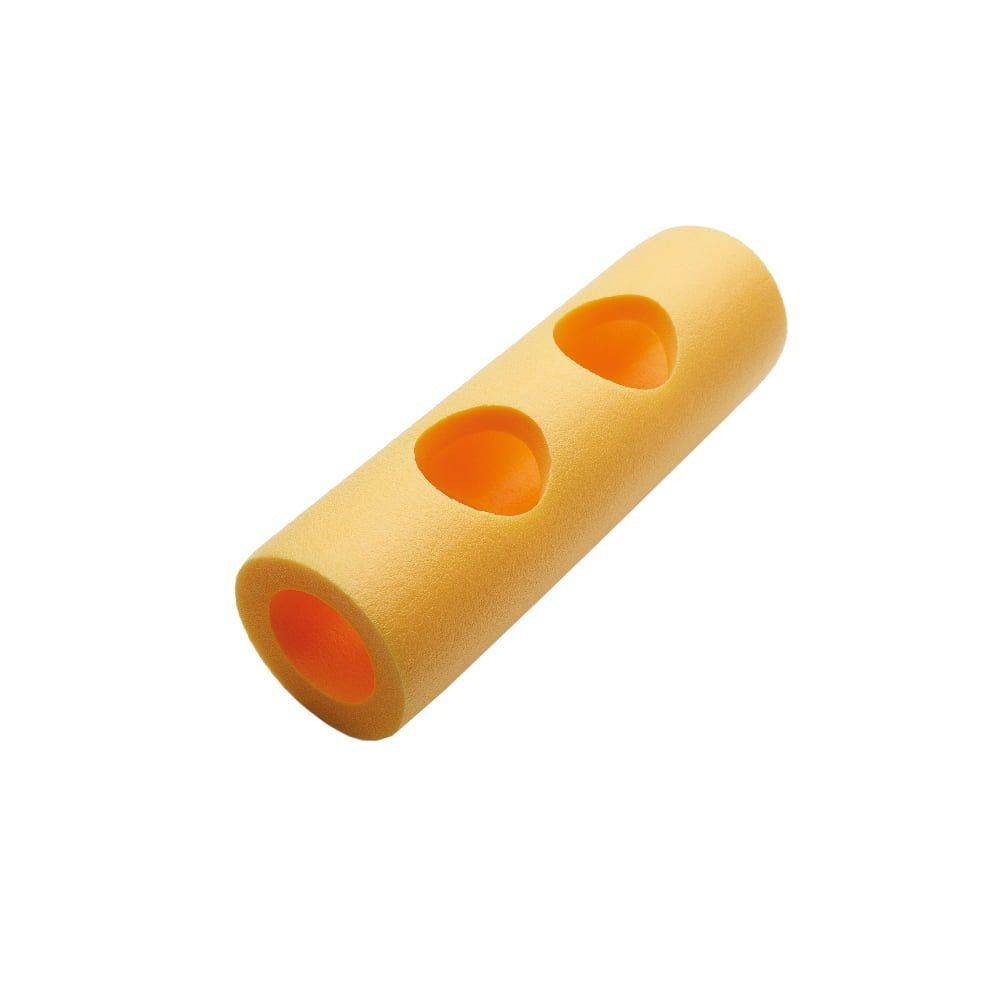 Eine zylindrische orangefarbene Schaumstoffrolle mit drei Vertiefungen entlang ihrer Länge, die zur Muskelmassage und Therapie verwendet wird.