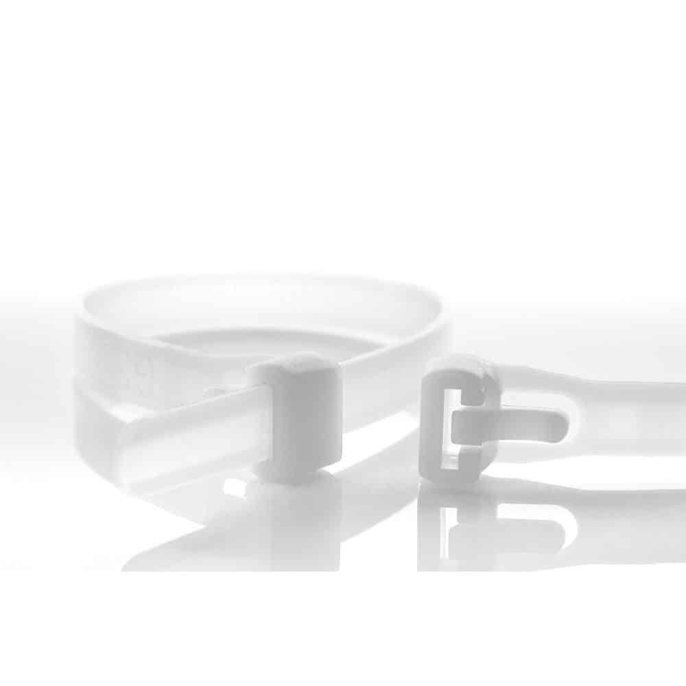 Ein weißes Kunststoff-Armband mit einer Verschlusssperre, geöffnet auf einer reflektierenden Oberfläche dargestellt, was darauf hindeutet, dass es verstellbar ist und bereit zum Tragen.