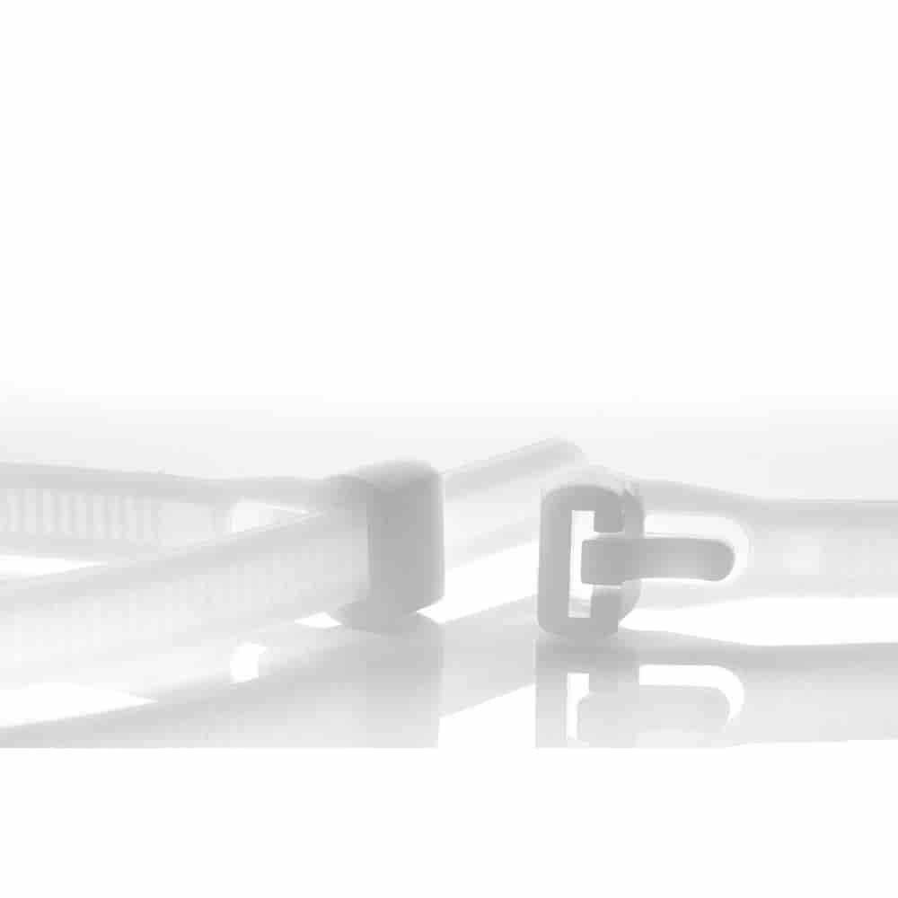 Ein weißes Kabelbinder flach auf einer reflektierenden Oberfläche, das den Schließmechanismus und das glatte Band zeigt und ein minimalistisches Aussehen erzeugt.