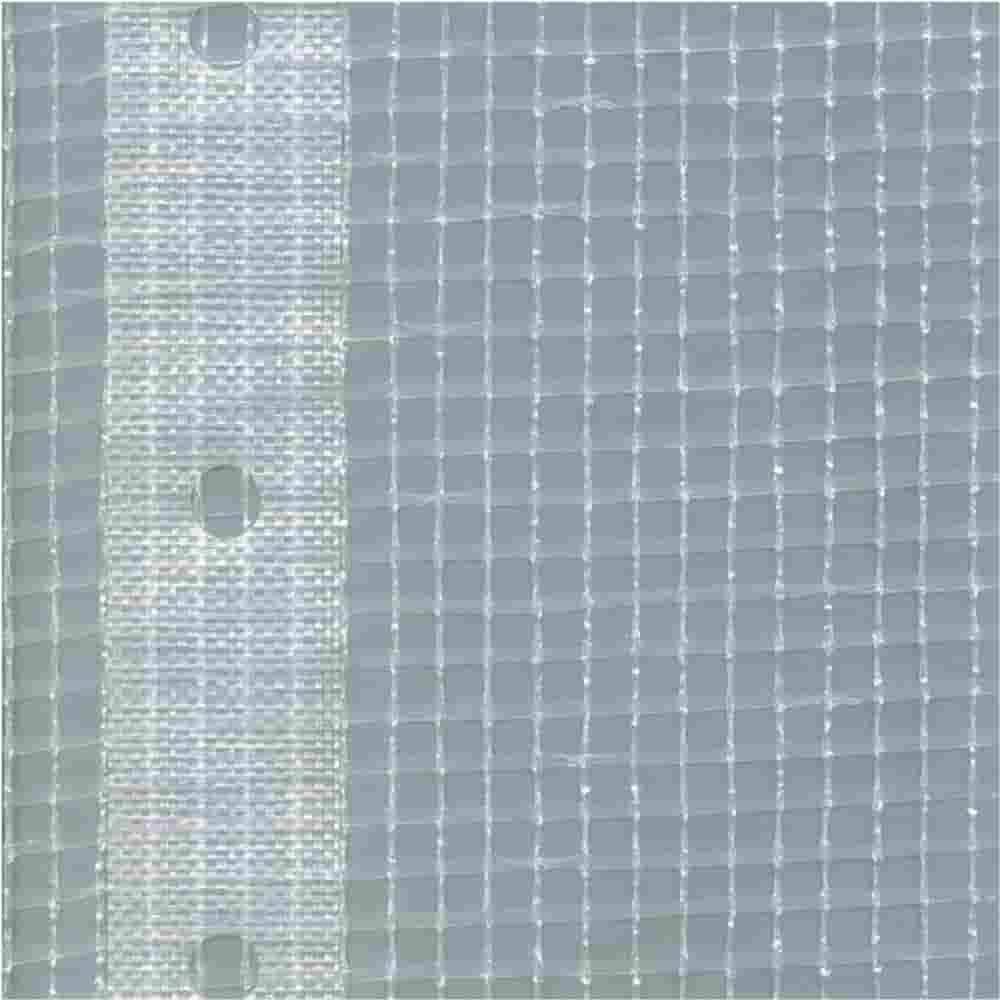 Eine Nahaufnahme eines grauen Netzstoffs mit einer verstärkten Kante mit einer Reihe von gleichmäßig verteilten Löchern, möglicherweise zum Befestigen oder Anbringen.