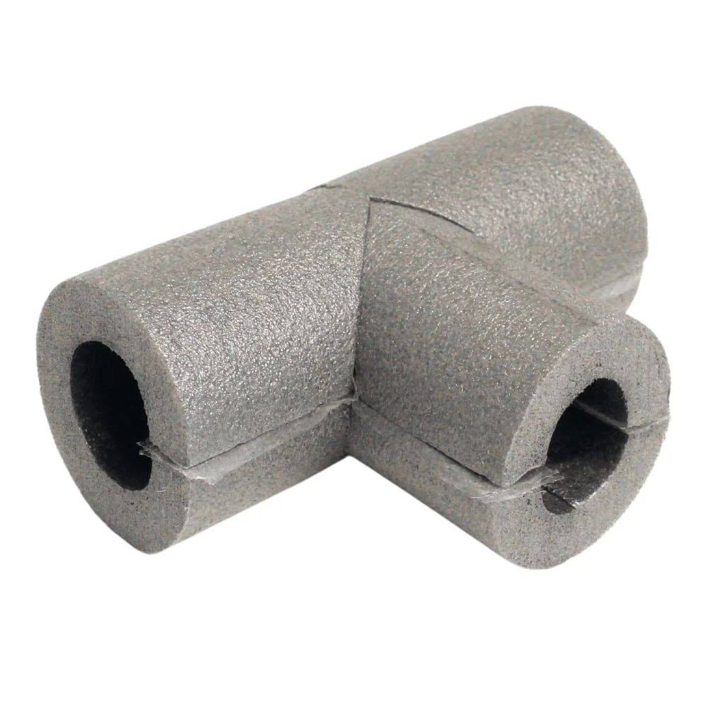 Ein graues Schaumstoff-Rohrisolierungsstück in T-Form, das zum Verbinden von drei Rohren konzipiert ist und thermische Isolierung und Schutz bietet.