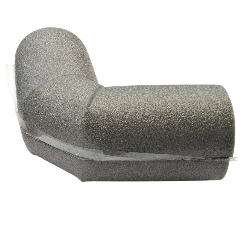 Ein grauer, strukturierter Rohrisolierungs-Ellbogenverbinder, der vor weißem Hintergrund gezeigt wird.