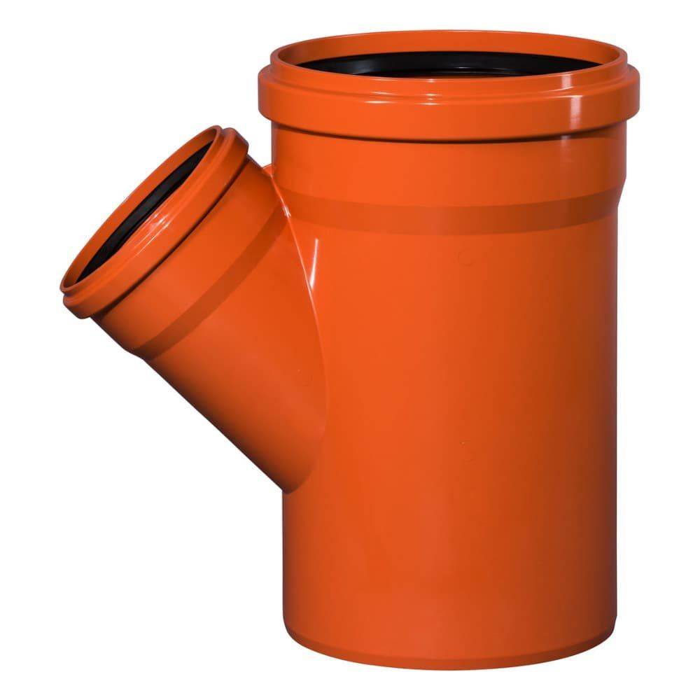 Orange PVC-Rohrverschraubung mit Y-förmigem Abzweig, verwendet in der Sanitärtechnik zum Verbinden zweier Rohre in einem Winkel.