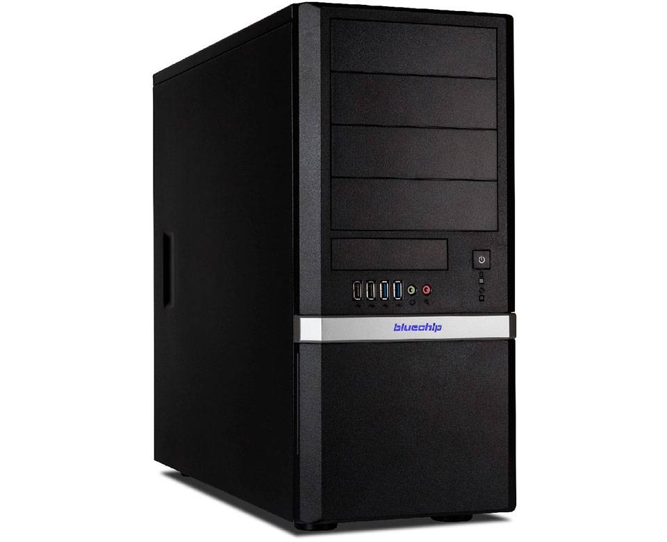Ein schwarzer Desktop-Computer-Tower mit mehreren Laufwerkschächten und vorderen USB-Anschlüssen.
