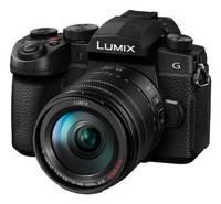 Panasonic Lumix G Kamera mit Zoomobjektiv, schwarzes Gehäuse, digitale Steuerung und prominentes 'Lumix'-Logo oberhalb des Objektivs.