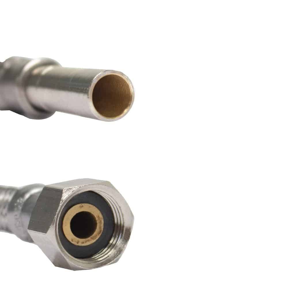 Zwei Metallschlauchverbinder, einer zeigt das offene Schlauchende und der andere präsentiert eine sechseckige Verschraubung, vor weißem Hintergrund.