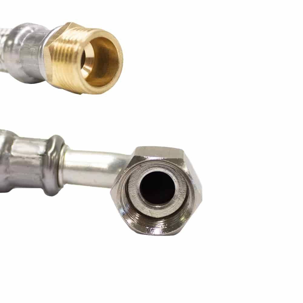 Nahaufnahme von zwei Metallrohrverbindern, einer aus Messing und einer versilbert, zeigt Gewinde und Kupplungsende, verwendet für Sanitärverbindungen.