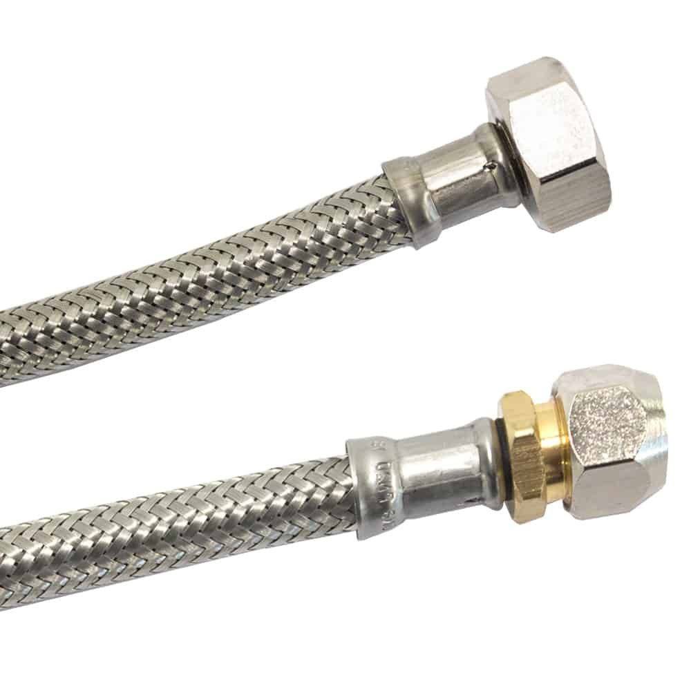Zwei Edelstahl-Flechtschläuche mit Anschlüssen, typischerweise für Sanitär- oder Haushaltsgeräteverbindungen verwendet, wobei Langlebigkeit und Qualität hervorgehoben werden.