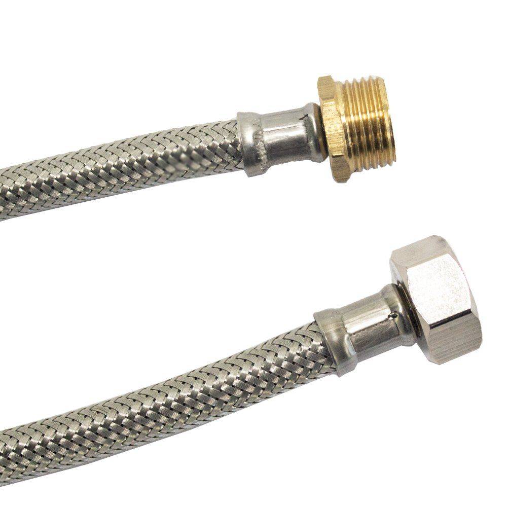 Eine Nahaufnahme eines flexiblen geflochtenen Metallwasserschlauchs mit Gewindeverbindungen an jedem Ende, der für Sanitärinstallationen verwendet wird.