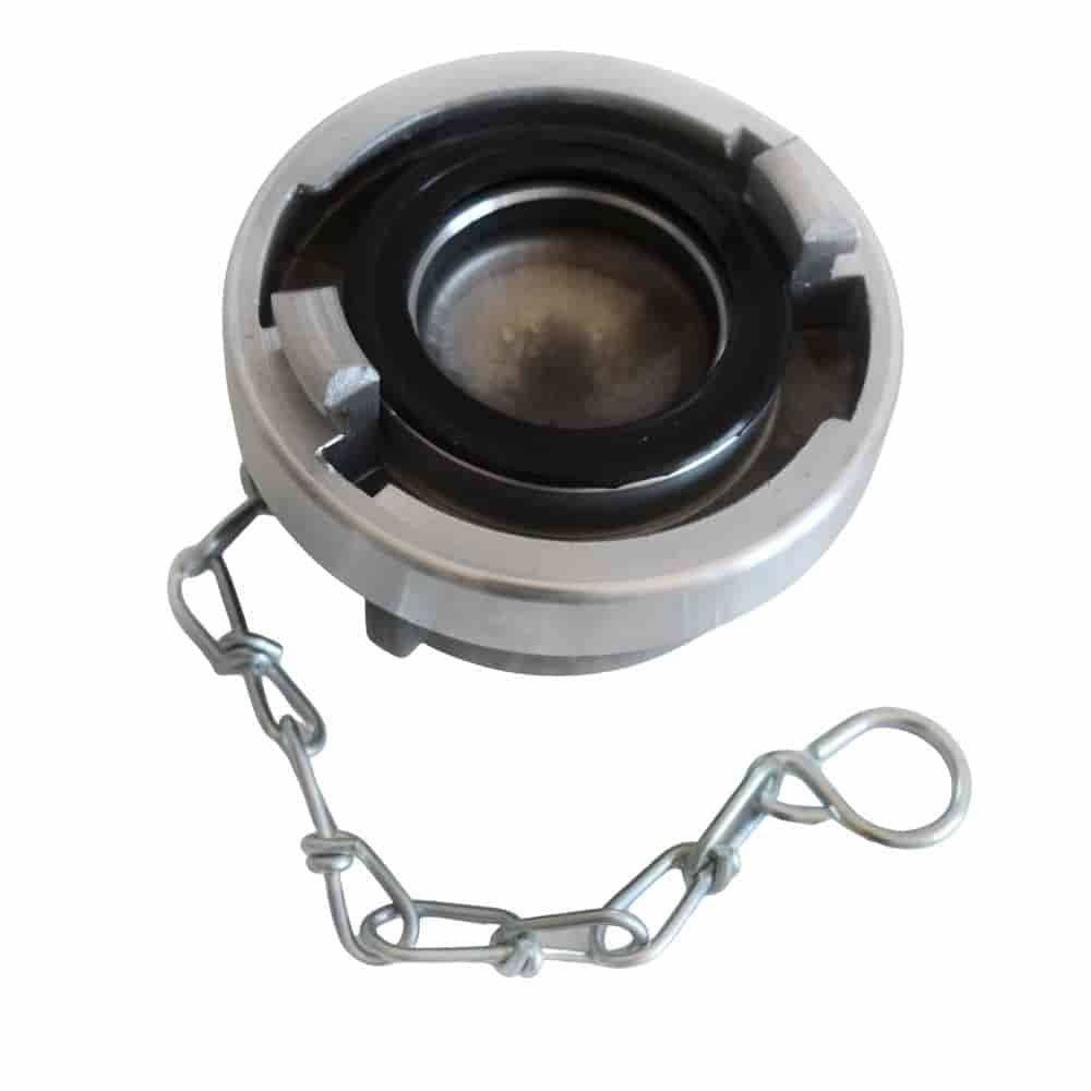 Metalldeckel mit schwarzer Gummidichtung, verbunden mit einer Metallkette zur sicheren Befestigung, möglicherweise als Kühlsystemdeckel verwendet.