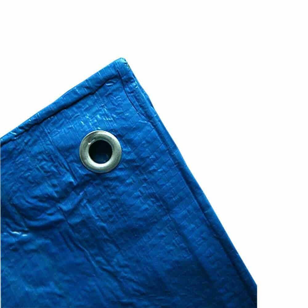 Eine Nahaufnahme einer Ecke einer blauen Plane, die eine Metallöse zur Befestigung zeigt. Stofftextur und Faltenlinien sind sichtbar.