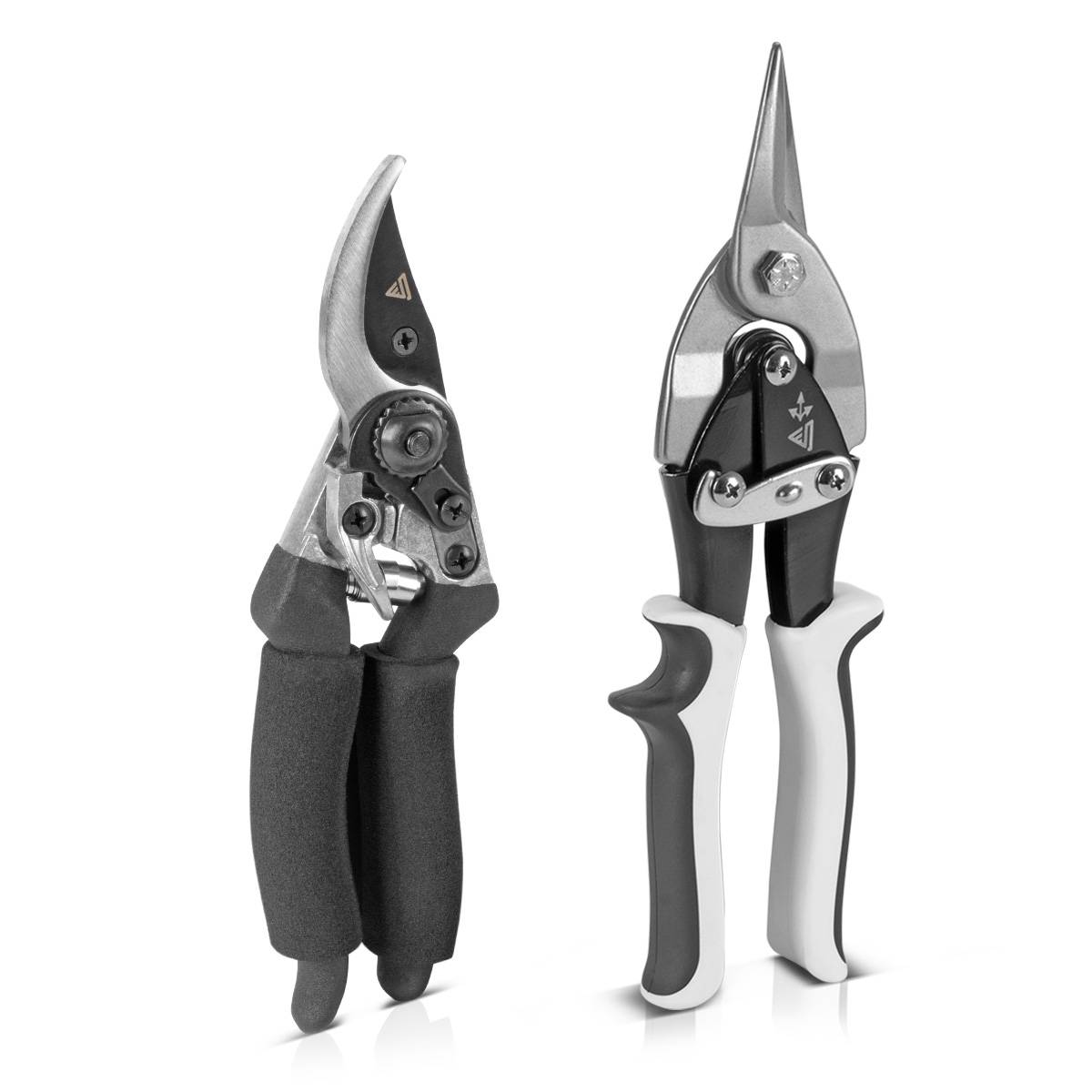 Zwei Arten von Blechscheren: Links ein Paar mit abgewinkelten Klingen und Gummigriffe; rechts ein Paar mit geraden Klingen und schwarz-weißen Griffen.