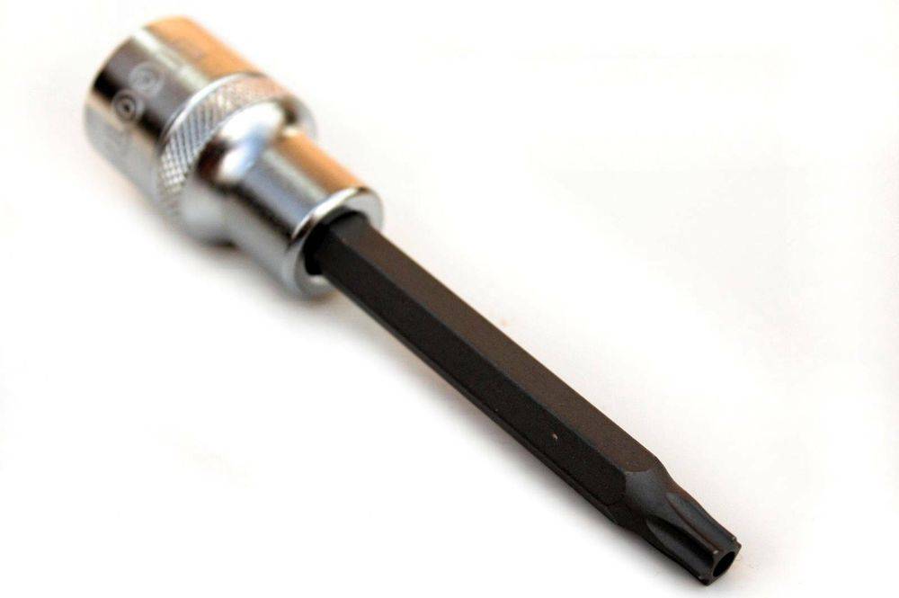 Ein schwarzer Torx-Schraubendreherbit, der an einen glänzenden metallischen Steckverbinderadapter angebracht ist, entwickelt für Präzisionsarbeiten an kompatiblen Schrauben.