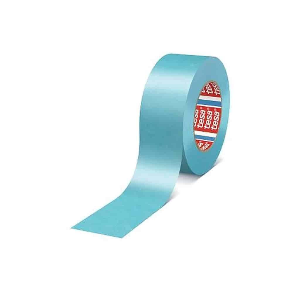 Eine Rolle blaues Klebeband, teilweise abgerollt, zeigt die Breite des Bandes und den inneren zylindrischen Kern.