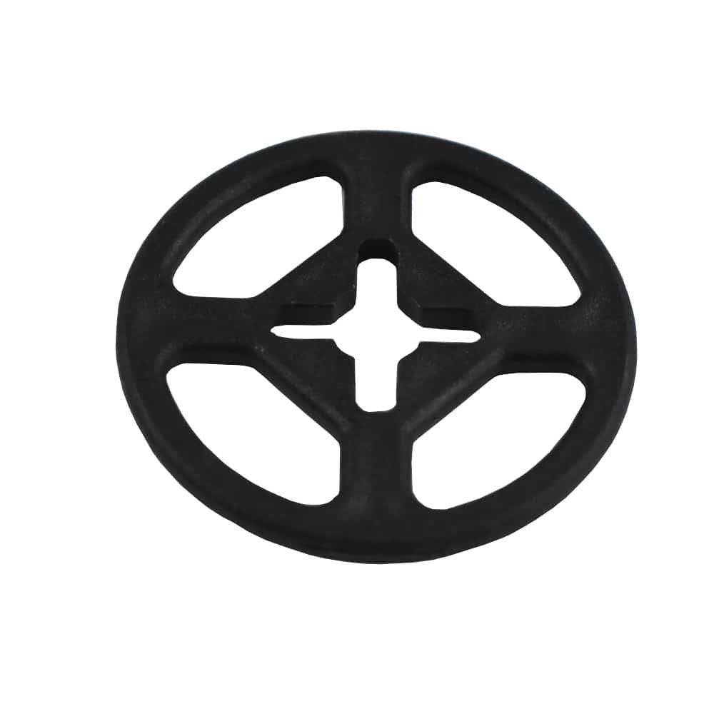 Ein schwarzes Kunststoffrad mit kreisförmiger Form, vier symmetrischen Speichen und einem zentralen kreuzförmigen Loch.