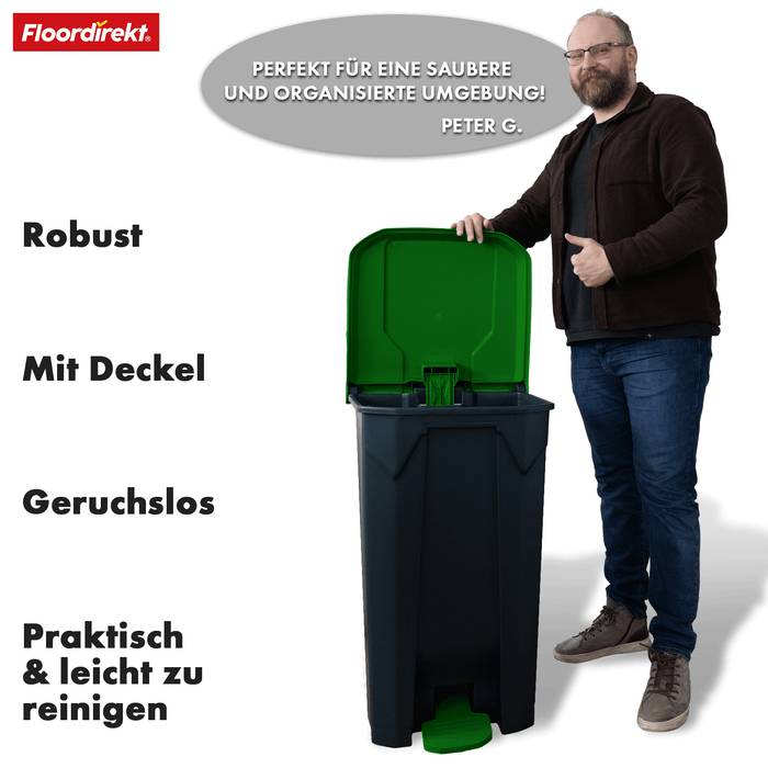 Ein Mann steht neben einem schwarzen Mülleimer mit grünem Deckel. Ein Textfeld listet die Eigenschaften auf: „Robust, Mit Deckel, Geruchlos, Praktisch & leicht zu reinigen.