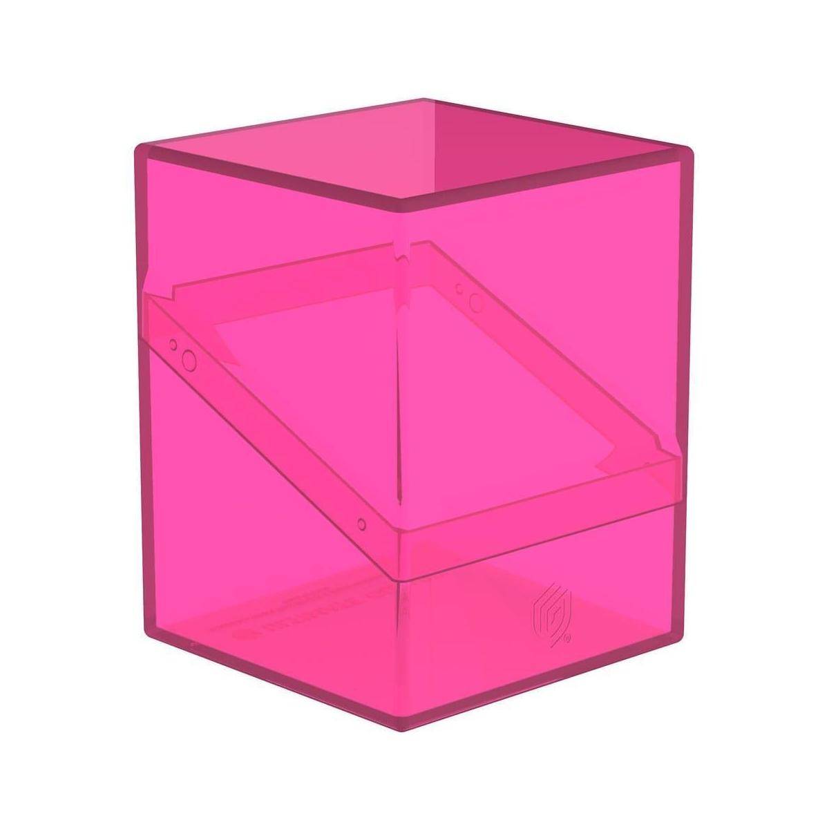 Ein leuchtend rosa, durchsichtiger Würfel mit dünnen Linien, die die Flächen durchschneiden und geometrische Muster sowie eine Tiefenillusion erzeugen.