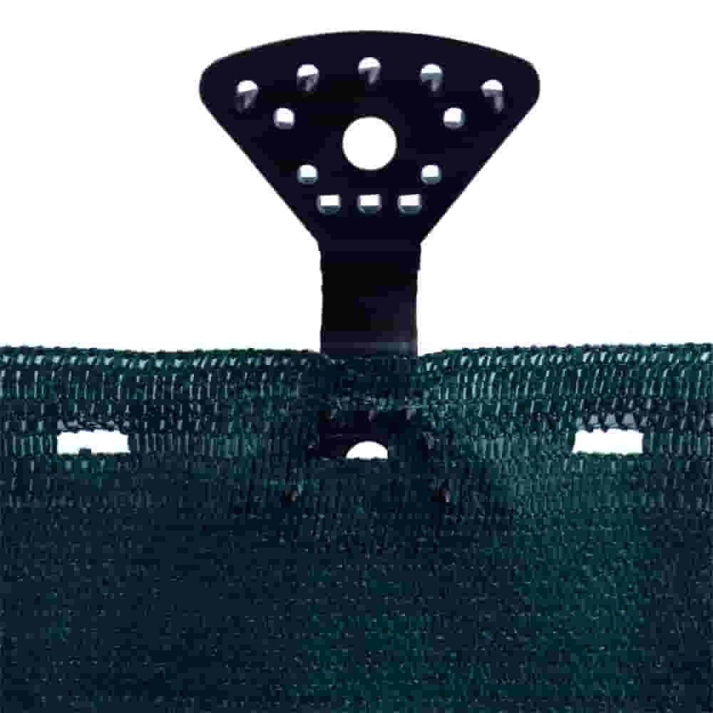 Nahaufnahme eines grünen Gittergewebes mit einem schwarzen Kunststoffclip oben, mit einem zentralen Loch und kleinen Perforationen rundherum.