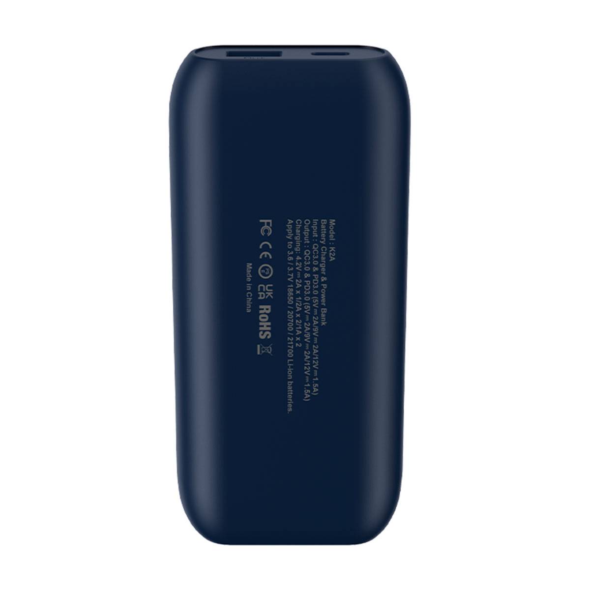 Eine tragbare Powerbank in Dunkelblau mit Spezifikationen und Zertifizierungen, die in weißer Schrift auf einer Seite aufgedruckt sind.