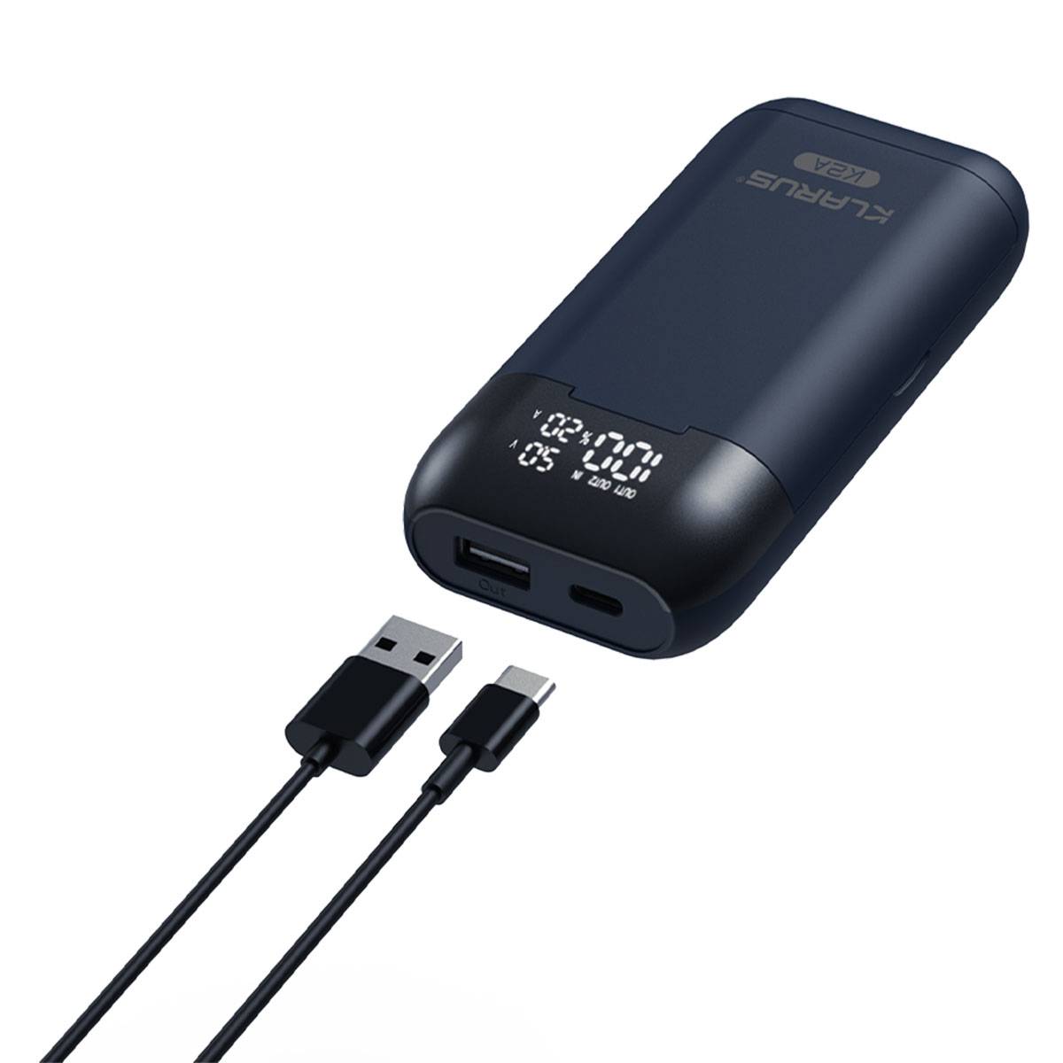 Eine tragbare Powerbank mit LED-Display, das eine 100%-Ladung anzeigt, und zwei angeschlossenen Kabeln, eines mit USB- und eines mit Lightning-Anschluss.