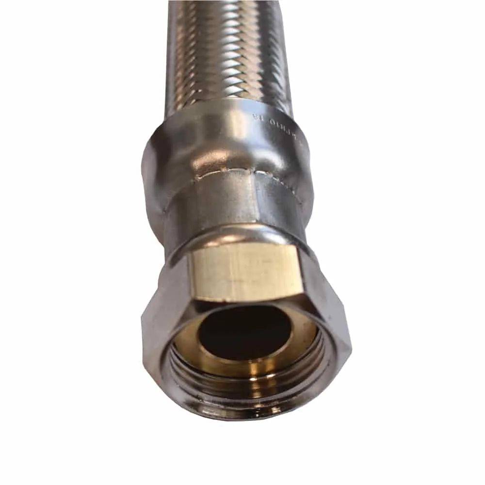 Eine Nahaufnahme eines flexiblen Metallschlauchs mit einer sechskantigen Verschraubung, der für Sanitärinstallationen verwendet wird.