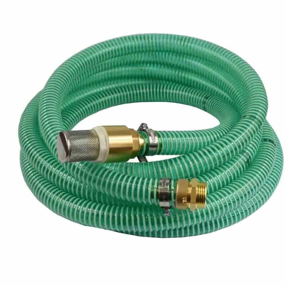 Ein aufgewickelter grüner Gartenschlauch mit Metallspritze und Stecker, geeignet für die Außenwassernutzung.