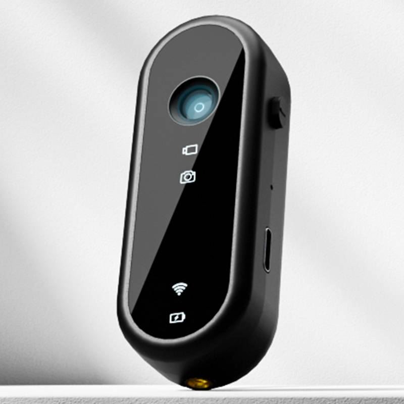 Eine schwarze intelligente Kameraeinheit mit Objektiv und Symbolen für Einstellungen, Foto, Video, Wi-Fi und Akku auf der Vorderseite angezeigt, vor einem weißen unscharfen Hintergrund.