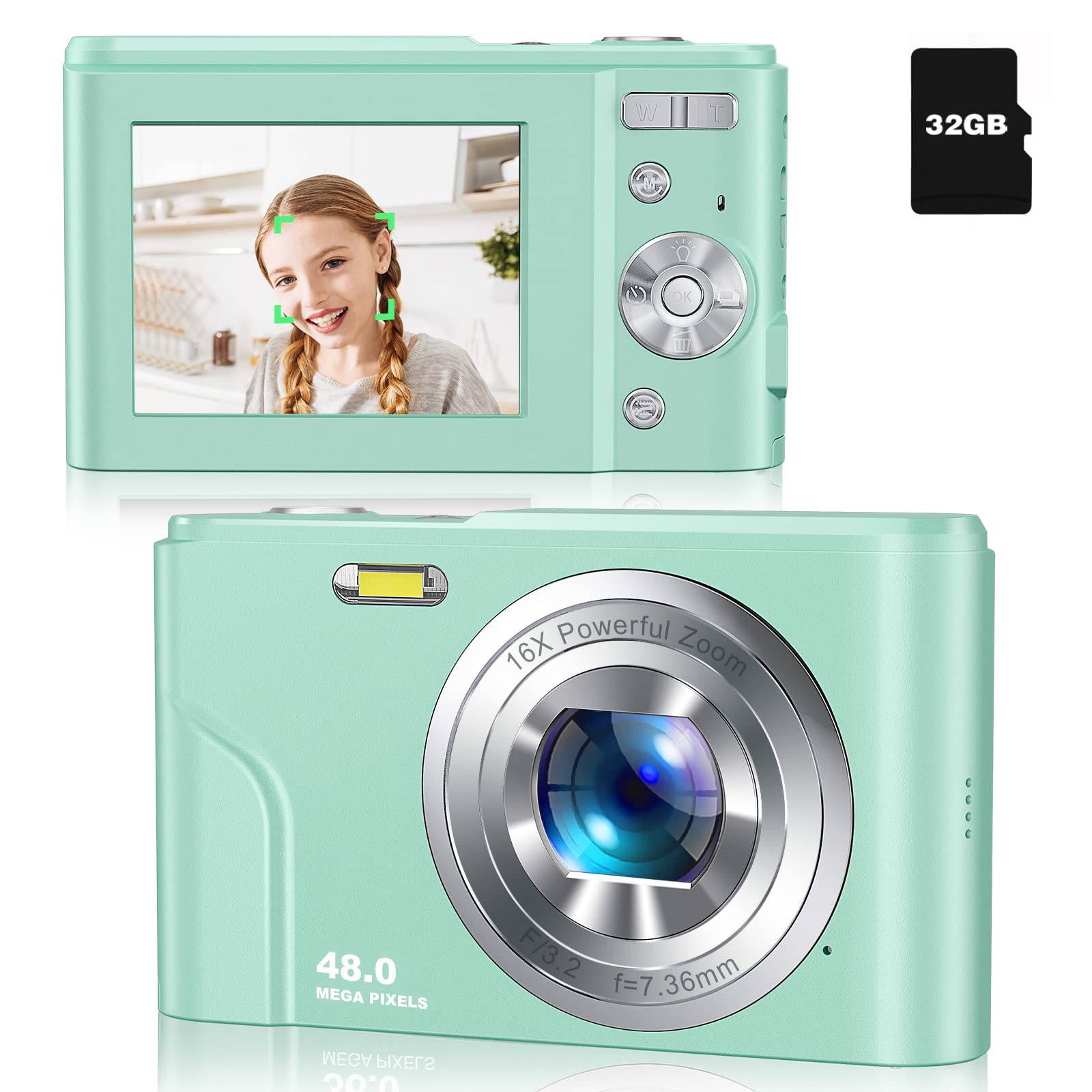 Digitalkamera in Minzgrün mit 16-facher Zoomfunktion und 48-MP-Auflösung mit einem Bildschirm, auf dem eine lächelnde Person in Innenräumen zu sehen ist. Enthält eine 32-GB-Speicherkarte.