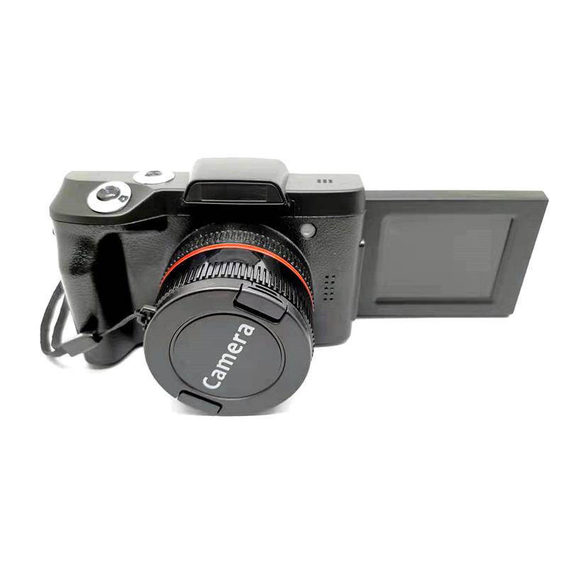 Eine digitale Kamera mit einem klappbaren, zur Seite geneigten Display, schwarzem Gehäuse und roten Akzenten; die Objektivabdeckung trägt die Aufschrift „Camera