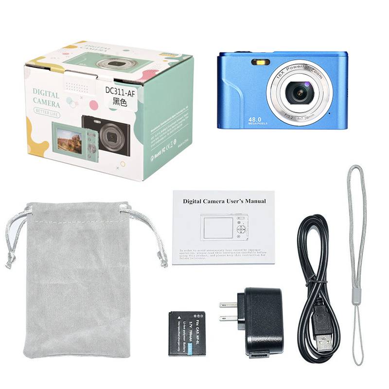 Ein kompaktes Digitalkamera-Set umfasst eine blaue Kamera, eine Tragetasche, ein Netzteil, ein USB-Kabel, einen Akku und eine Bedienungsanleitung.