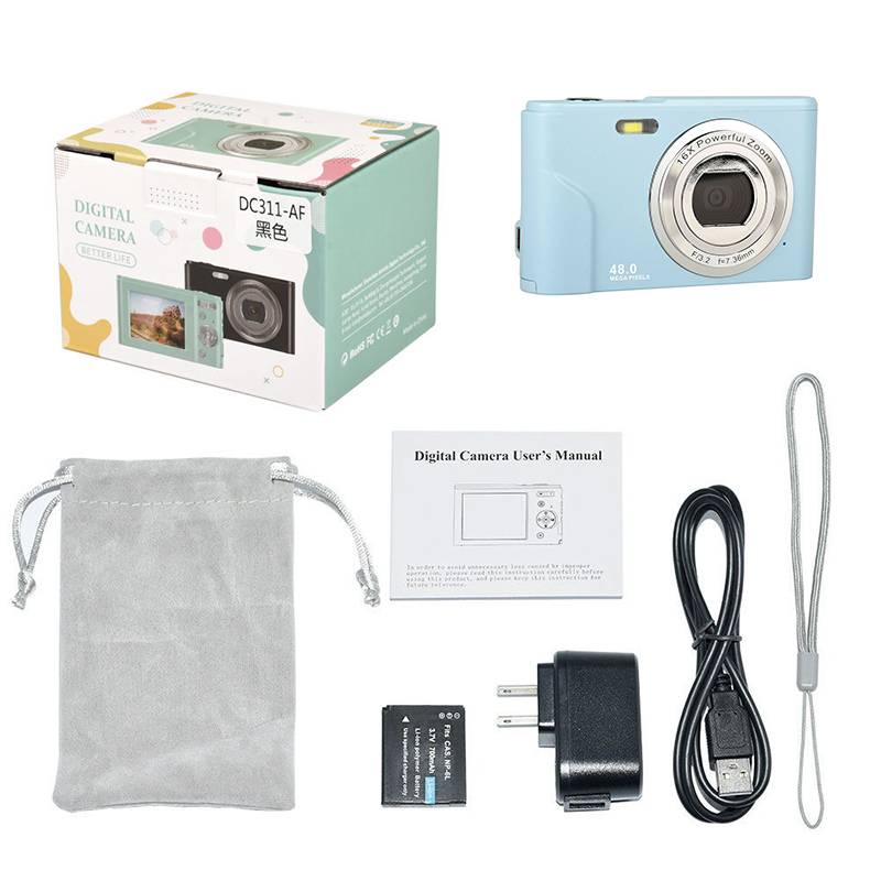 Eine blaue digitale Kamera mit Verpackung, Bedienungsanleitung, USB-Kabel, Wandladegerät, Handgelenkschlaufe, Akku und grauer Kordelzugtasche.