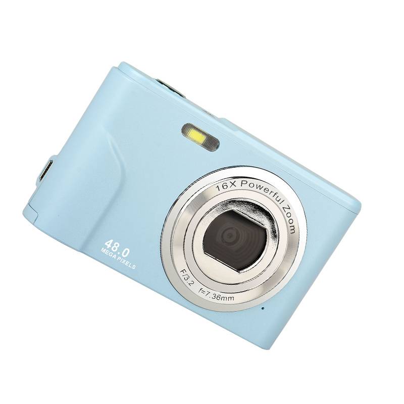 Eine hellblaue Digitalkamera mit einem 16x starken Zoom und einem 48,0-Megapixel-Etikett auf der Vorderseite, leicht nach links geneigt.