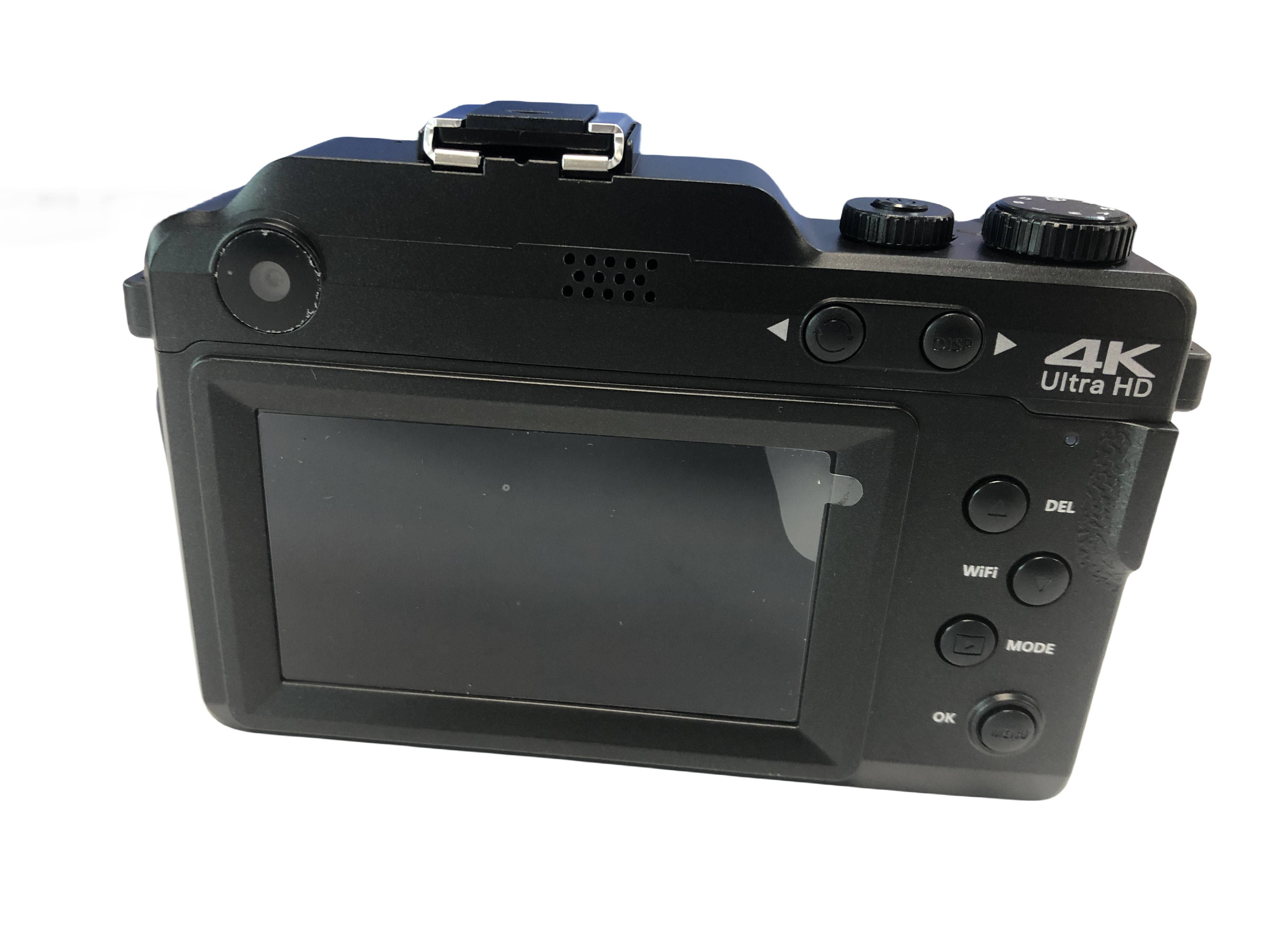 Das Bild zeigt die Rückseite einer Digitalkamera mit einem leeren Bildschirm, Steuertasten und Reglern auf schwarzem Hintergrund.