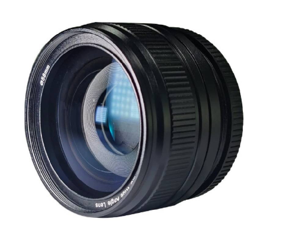 Eine Nahaufnahme eines Kameraobjektivs mit einer blauen Spiegelung, die Objektivmarkierungen und Fokussierringe zeigt und Details der Fotografie-Ausrüstung hervorhebt.