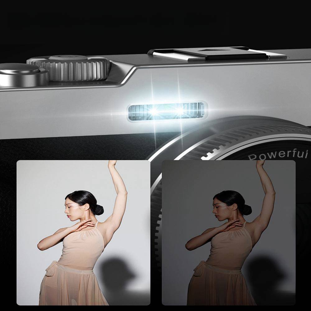 Eine Kamera gibt einen hellen Blitz ab und beleuchtet eine Frau, die mit erhobenem Arm in einer sowohl gut beleuchteten als auch schattigen Version des Bildes posiert.