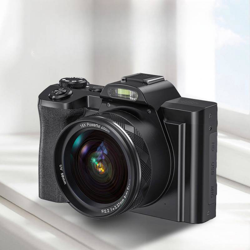 Eine schwarze digitale Kamera auf einer Fensterbank, ausgestattet mit einem 16x Zoomobjektiv mit UV-Schutz, vor einem hellen, teilweise bewölkten Himmel draußen.