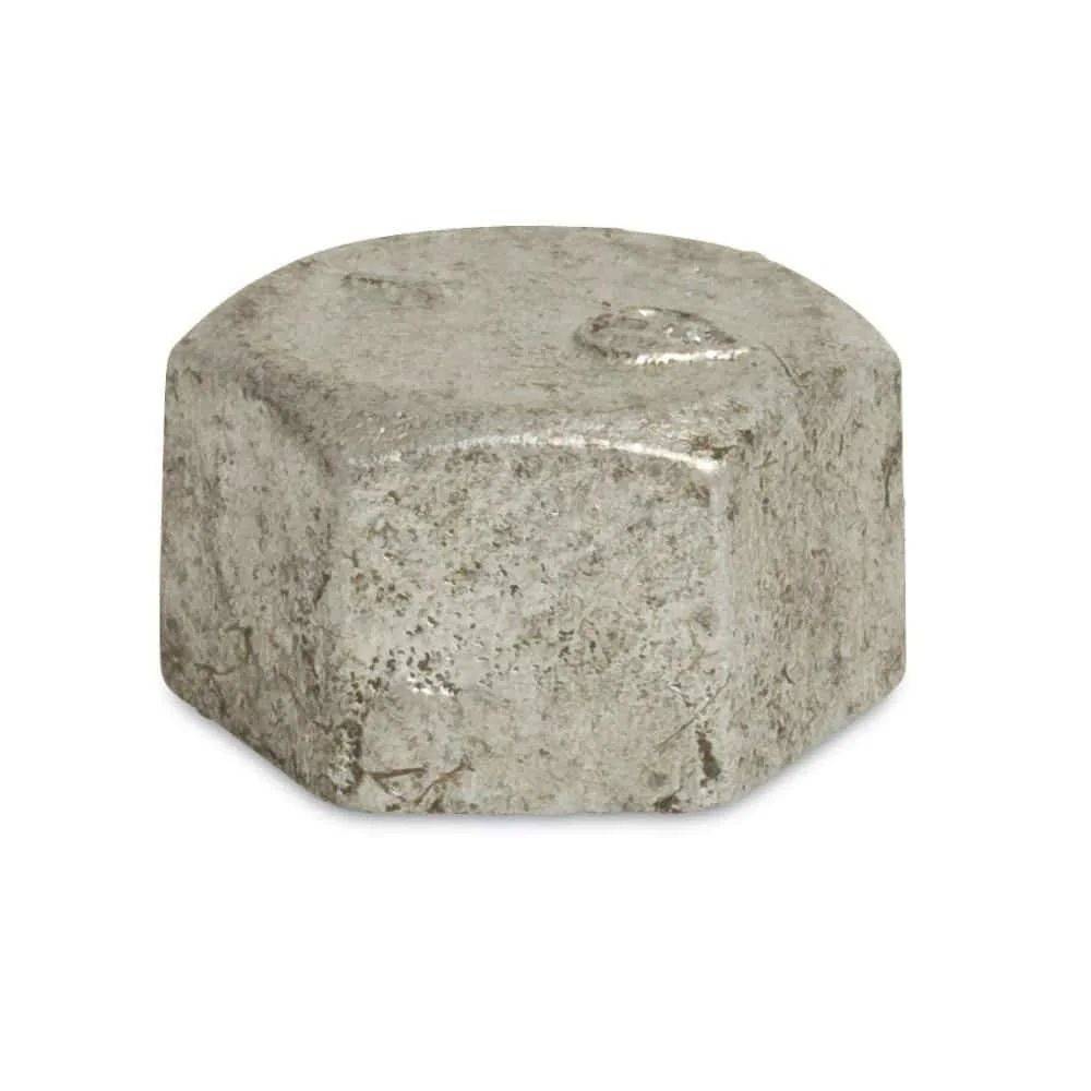 Ein Stück Nickelmetall, das silberfarben mit strukturierter Oberfläche erscheint, vor einem einfachen weißen Hintergrund.