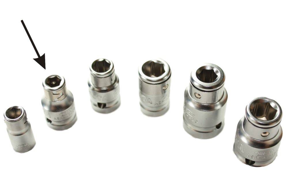 Eine Reihe von Metallschraubenkopfaufsätzen verschiedener Größen, angeordnet in einer Reihe auf weißem Hintergrund.