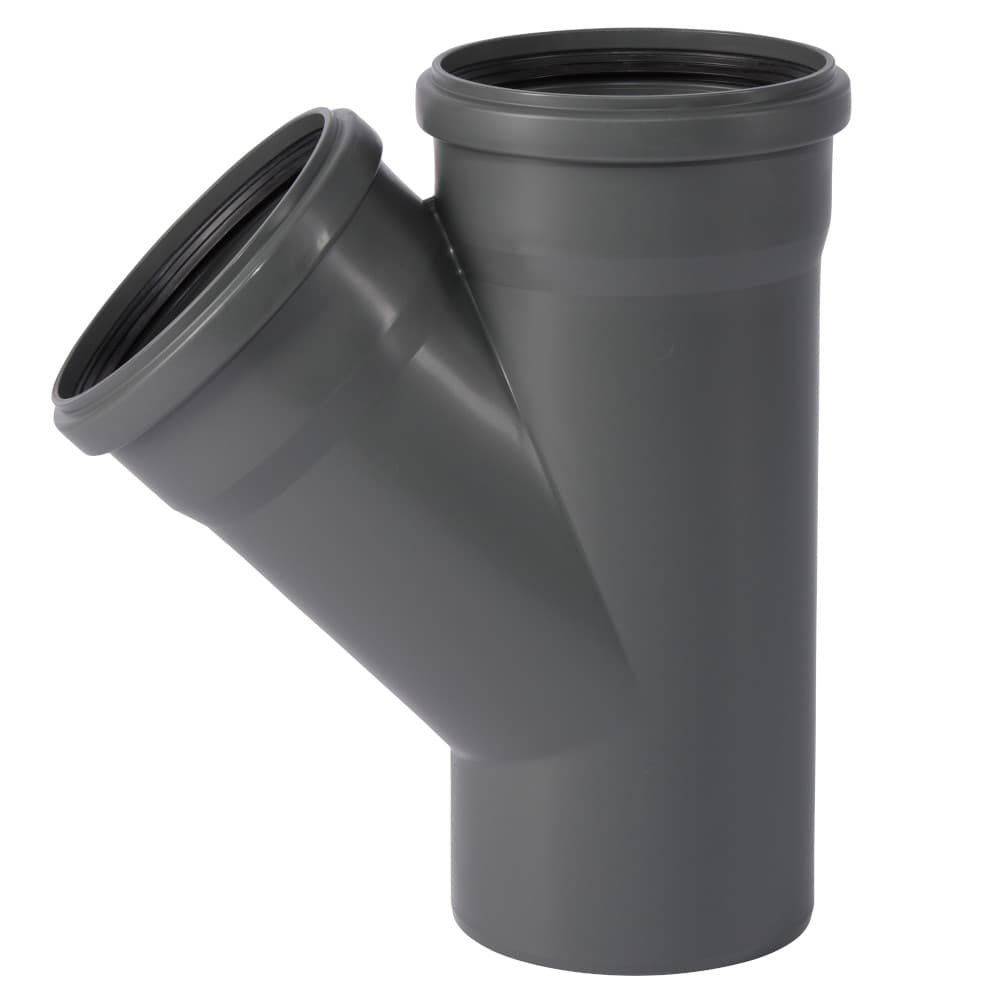 Ein Y-förmiger grauer Kunststoff-Rohranschluss mit zwei abgewinkelten Rohren, der für Sanitärzwecke verwendet wird.