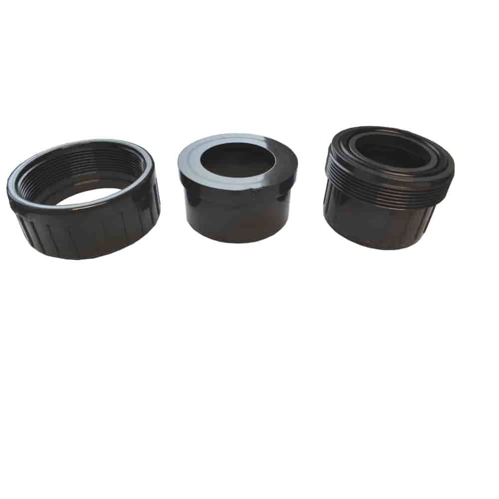 Drei schwarze Kunststoff-Gewinderings horizontal ausgerichtet, unterschiedliche Größen, verwendet für Rohrverschraubungen.