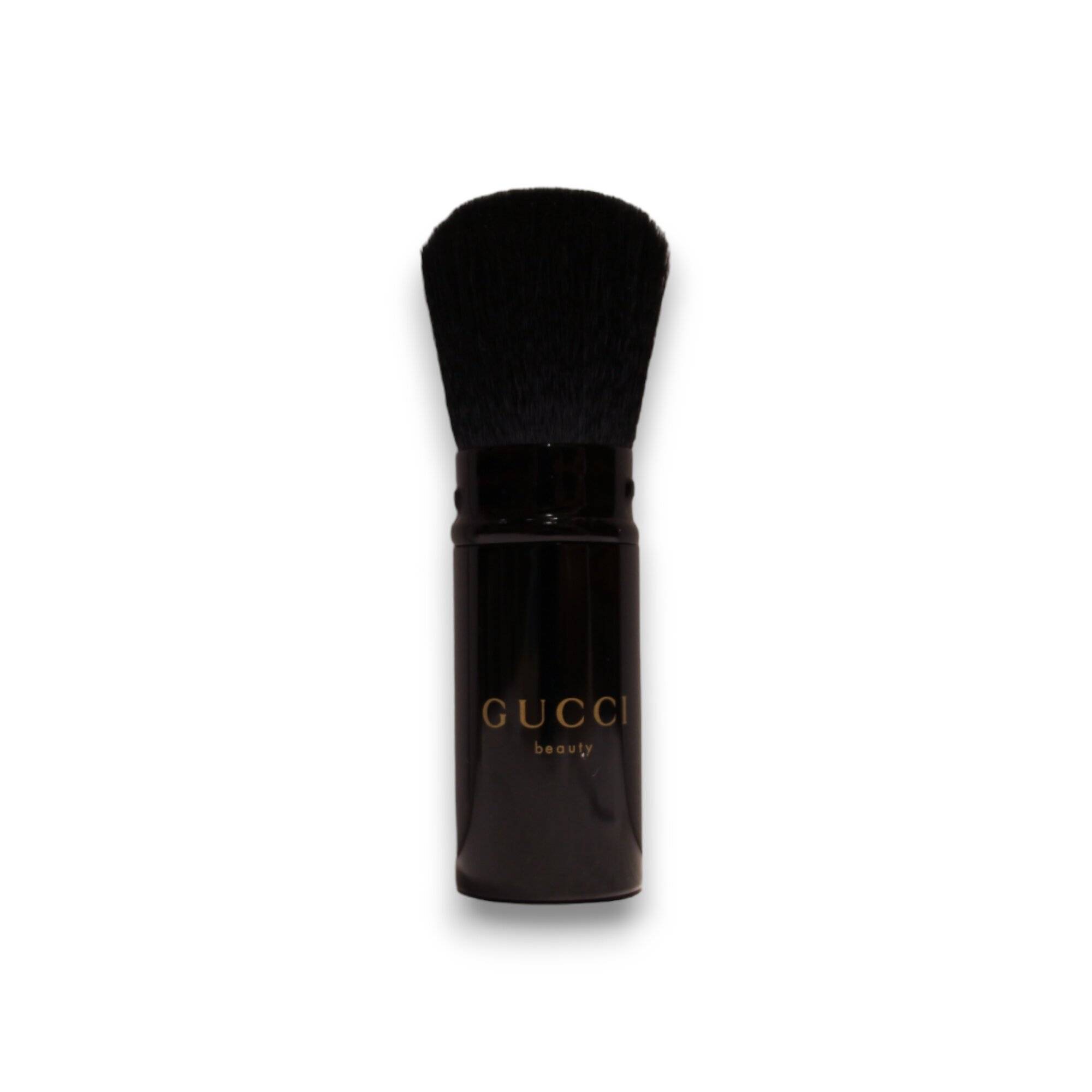 Ein schwarzer Make-up-Pinsel mit den Worten „Gucci beauty