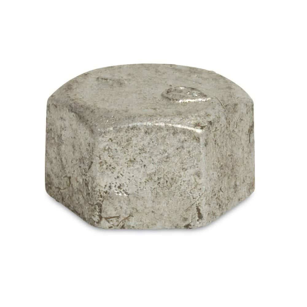 Ein kleines, leicht abgenutztes, sechseckiges Metallteil mit einer rauen Oberfläche, das einer Mutter ähnelt, ruht auf einem schlichten, weißen Hintergrund.