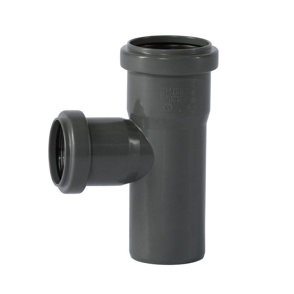 Ein graues Rohrverstärkungsrohr-T-Stück mit einer vertikalen und einer horizontalen Öffnung, das zum Verbinden mehrerer Rohre in Abwassersystemen verwendet wird.