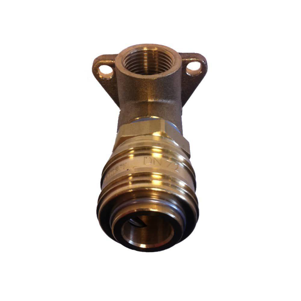 Eine an der Wand montierte Messingarmatur mit einem Gewinde-Anschluss (weiblich) oben und einer Schnellverbindungskupplung unten zur Rohrbefestigung.