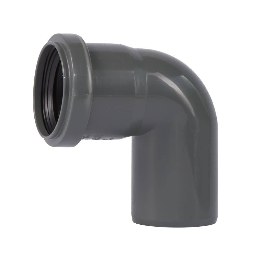 Ein grauer Kunststoffrohr-Bogenschlauch mit einem 90-Grad-Winkel, typischerweise in der Sanitärtechnik verwendet, um zwei Rohre in einem rechten Winkel zu verbinden.
