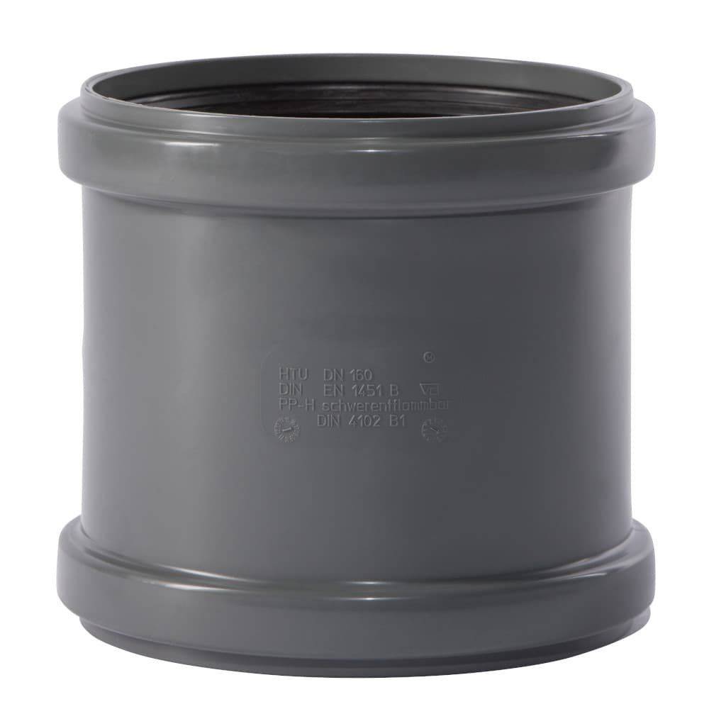 Ein grauer, zylindrischer Rohrverbinder mit eingepressten Spezifikationen wird gezeigt, einschließlich Normen und Größenmarkierungen auf seiner Oberfläche.