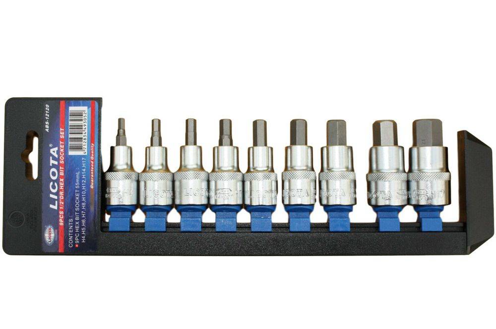 Ein Satz aus acht Innensechskant-Bits in einem Halter angeordnet. Die Bits sind in unterschiedlichen Größen vorhanden und auf einer schwarzen Metallleiste mit blauen Basen montiert.