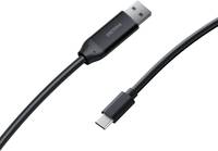 Ein USB-Kabel mit einem Ende, das einen USB-A-Anschluss aufweist, und dem anderen Ende einen USB-C-Anschluss, der zur Datenübertragung und zum Aufladen verwendet wird.